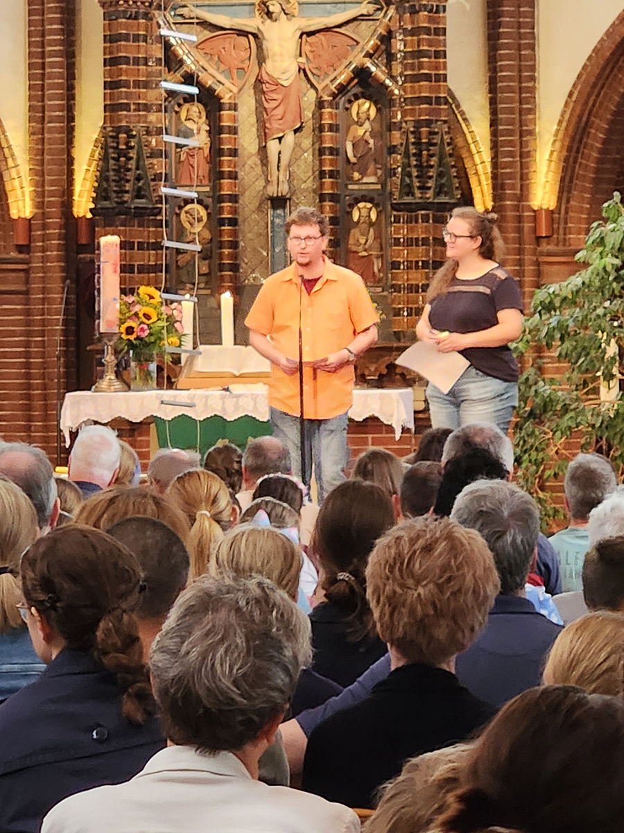 Für eine liebevolle Moderation sorgten Diakonin Annika Kruse und Pastor Christoph Klöcker. Foto: Bettina Praßler-Kröncke
